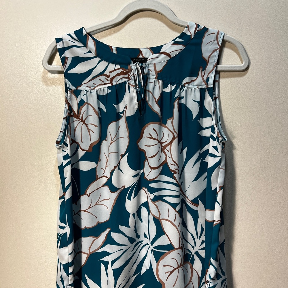 Tropical Leaf Print Sleeveless Top
